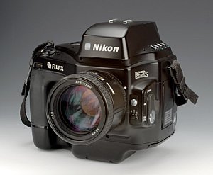 Bild 7. Nikon Fujix E2S, Seitenansicht [Foto: Rudolf Hillebrand, PhotoDeal]