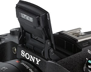 Sony DSC-RX10 mit ausgeklappten Blitz [Foto: MediaNord]