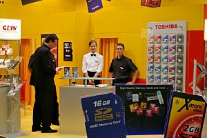 Toshiba Speicherkarten auf der CeBIT 2008 [Foto: MediaNord]