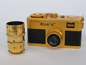 Kleinstbildkamera Ricoh 16 mit optionalem Teleobjektiv [Foto: Harald Schwarzer]