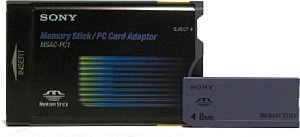PC-Card Adapter und 8 MB Memory Stick [Foto: Harald Schwarzer]