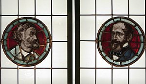 Carl Zeiss und Ernst Abbe — Fensterbild im Optischen Museum Jena — Sony DSC D770 [Foto: Harald Schwarzer]