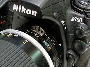 AIS-Objektiv am Bajonett der Nikon D700 [Foto: Harald Schwarzer]