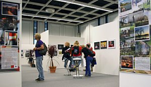 100 Jahre DVF- Rund 350 Exponate hatten die Leverkusener Fotofreunde professionell in der großen Ausstellung zum 100-jährigen DVF-Jubiläum auf der photokina 2008 gehangen [Foto: MediaNord]