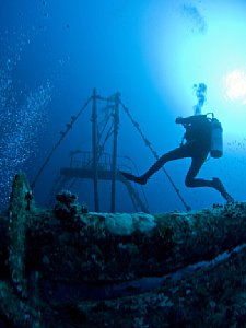 Taucher an einem Wrack im Roten Meer, durch das 8-mm-Fisheye von Olympus bei verfügbarem Licht fotografiert  [Foto: ScubaPhotoFactory]