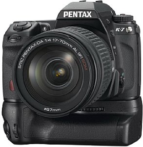 Pentax K-7 mit D-BG4 und DA 17-70mm [Foto: Pentax]
