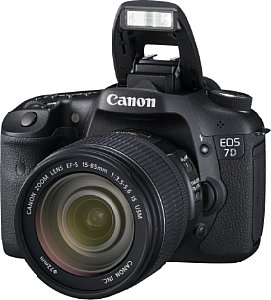 Canon EOS 7D mit EF-S 15-85mm IS [Foto: Canon]