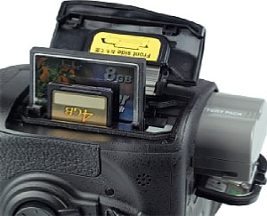 Nikon D300S, Batterie- und Akkufach [Foto: MediaNord]