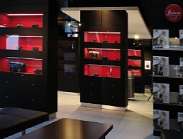 Leica Store Solms, Gestaltung in den Unternehmensfarben Rot/Schwarz [Foto: Leica Camera AG]