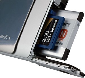 Sony Cyber-shot DSC-TX5 Batteriefach und 
Speicherkartenfach [Foto: MediaNord]