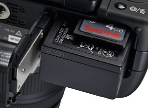 Panasonic Lumix DMC-G2 Speicherkartenfach und 
Batteriefach [Foto: MediaNord]