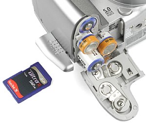 Canon Powershot S2 IS Batterie- und Speicherkartenschacht [Foto: MediaNord]