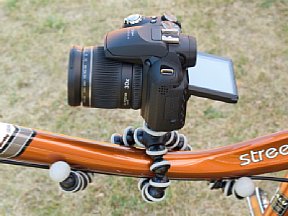 Joby Gorillapod als Fahrradhalterung mit aufgesetzter Kamera [Foto: MediaNord]