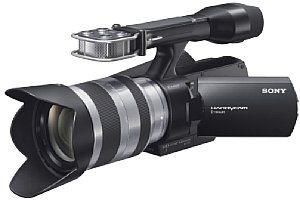 Sony Handycam NEX-VG10 mit Objektiv Sony SEL 18200 und Stereomikrofon [Foto: Sony]