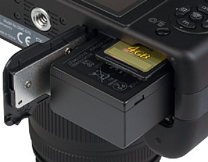 Panasonic Lumix DMC-G10 Batteriefach und Speicherkartenfach [Foto: MediaNord]