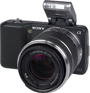 Sony NEX-3 mit E 3.5-5-6/18-55 OSS und HVL-F7S [Foto: MediaNord]