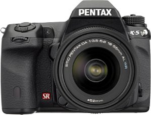 Pentax K-5 mit SMC DA 1:3.5-5.6 18-55 mm AL WR [Foto: Pentax]