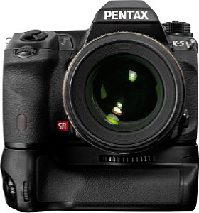 Pentax K-5 mit SMC DA 55 mm und Batteriegriff [Foto: Pentax]