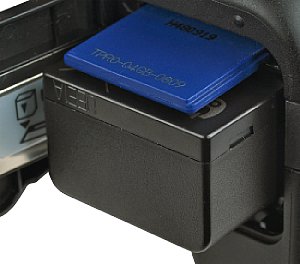 Panasonic Lumix DMC-FZ100 Batteriefach und Speicherkartenfach [Foto: MediaNord]
