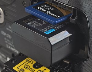 Sony Alpha 33 Batteriefach und Speicherkartenfach [Foto: MediaNord]