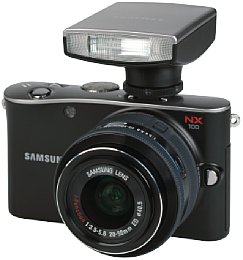 Samsung NX100 mit 1:3.5-5.6 20-50mm ED i-Function mit Camera Flash SEF15A [Foto: MediaNord]