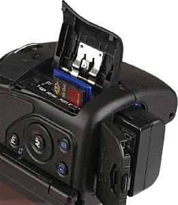 Sony Alpha 580 Batteriefach und Speicherkartenfach [Foto: MediaNord]