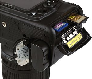 Nikon D7000 Akku- und Speicherkartenfach [Foto: MediaNord]