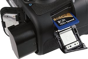 Canon EOS 60D Speicherkartenfach und Batteriefach [Foto: MediaNord]