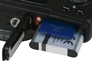 Olympus XZ-1 Batteriefach und Speicherkartenfach [Foto: MediaNord]