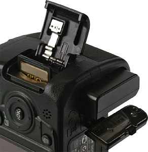 Nikon D3100 Batteriefach und Speicherkartenfach [Foto: MediaNord]
