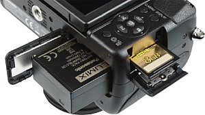 Panasonic Lumix DMC-GH2 Akku- und Speicherkartenfach [Foto: MediaNord]