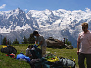 Sweety vor dem Mont Blanc Massiv [Foto: Dieter Harzer]