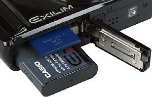 Casio Exilim Hi-Zoom EX-H20G Batteriefach und Speicherkartenfach [Foto: MediaNord]