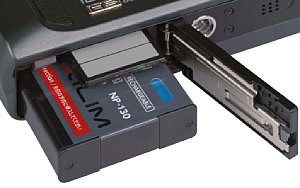 Casio Exilim EX-ZR100 Batteriefach und Speicherkartenfach [Foto: MediaNord]