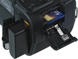 Nikon D5100 Batteriefach und Speicherkartenfach [Foto: MediaNord]