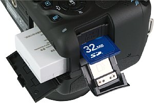 Canon EOS 600D Speicherkartenfach und Akkufach [Foto: MediaNord]