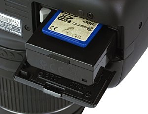 Canon EOS 1100D Akkufach und Speicherkartenfach [Foto: MediaNord]