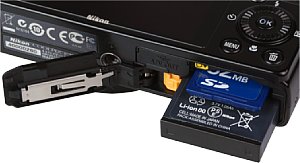 Nikon CoolPix P300 Akkufach und Speicherkartenfach [Foto: MediaNord]
