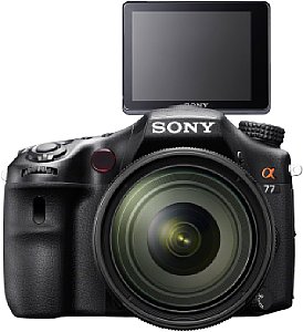 Sony Alpha 77V mit 16-50 mm und geschwenktem Display [Foto: Sony]