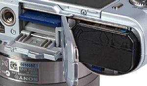Sony NEX-C3 Speicherkartenfach und Akkufach [Foto: MediaNord]