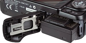 Panasonic DMC-Lumix GF3 Akkufach und Speicherkartenfach [Foto: MediaNord]