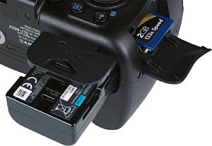Sony Alpha 65V Batteriefach und Speicherkartenfach [Foto: MediaNord]