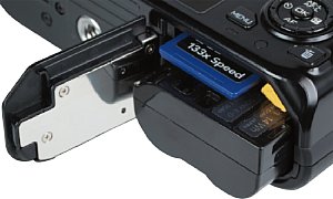 Nikon 1 V1 Akkufach und Speicherkartenfach [Foto: MediaNord]