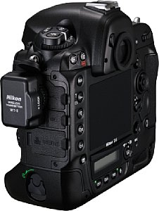 Nikon D4 mit WT-5 Wireless Transmitter [Foto: Nikon]
