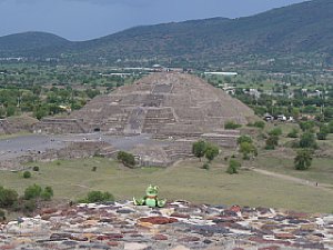 Sweety mit Blick auf die Pyramide des Mondes in Mexico [Foto:Anette Wensing]