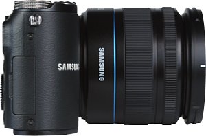 Samsung NX200 mit NX Lens 3.5-5.6 18-55 mm OIS i-Function  [Foto: Samsung]