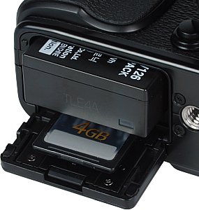 Fujifilm X-Pro1 Speicherkartenfach und Akkufach [Foto: MediaNord]