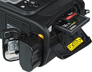 Nikon D800 Speicherkartenfach und Akkufach [Foto: MediaNord]