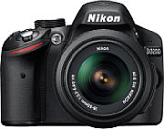 Nikon D3200 mit AF-S 18-55 VR [Foto: Nikon]