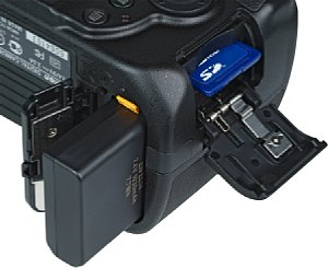 Nikon D3200 Akkufach und Speicherkartenfach [Foto: MediaNord]